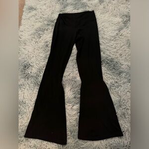 DriWorks Athletic criss cross flared leggings. BLACK. SIZE small.